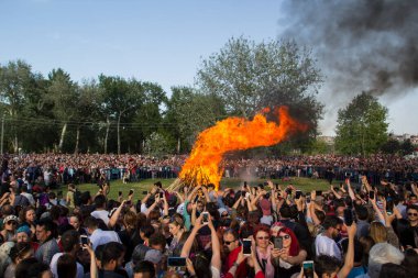 EDIRNE, TURKEY - 5 Mayıs 2018. Kakava Festivali (Roma Festivali), Hidirellez 'de Edirne, Türkiye' den başlayan çok sayıda turistin dans ettiği büyük bir yangın.