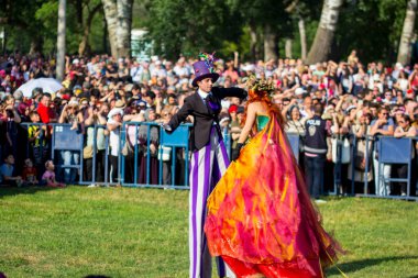 EDIRNE, TURKEY - 5 Mayıs 2018. Kakava Festivali (Roma Festivali), Hidirellez 'de Edirne, Türkiye' den başlayan çok sayıda turistin dans ettiği büyük bir yangın.