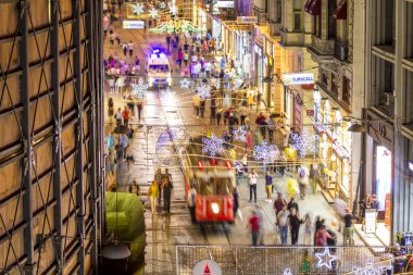 İSTANBUL, TURKEY - Temmuz 2016: Taksim İstiklal Caddesi kırmızı tramvayı gece Taksim 'de. Klasik tramvayı olan ünlü bir turistik hat. Taksim İstiklal Caddesi İstanbul 'da popüler bir turizm beldesi.