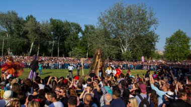 EDIRNE, TURKEY - 5 Mayıs 2018. Kakava Festivali (Roma Festivali), Hidirellez 'de Edirne, Türkiye' den başlayan çok sayıda turistin dans ettiği büyük bir yangın.