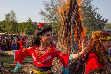 EDIRNE, TURKEY - 5 Mayıs 2018. Kakava Festivali (Roma Festivali), Hidirellez 'de Edirne, Türkiye' den başlayan çok sayıda turistin dans ettiği büyük bir yangın.