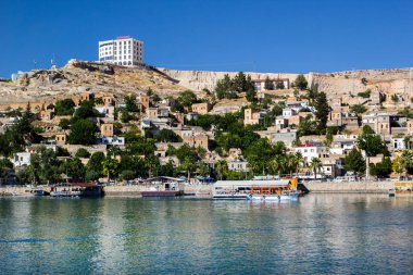 Şanlıurfa, Türkiye-30 Temmuz 2017: Eski Halfetiş kasabası. Eski kent Halfeti yükselen sular altında, Şanlıurfa, Türkiye.