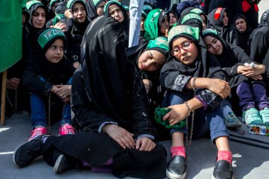 İstanbul, Türkiye - 11 Ekim 2016: Halkali, İstanbul 'da Ashura (asura veya asure) töreni. Karbala Muharebesi' nde öldürülen Hüseyin için yas tutan bu genç Şii kızları