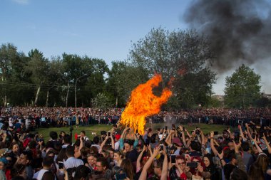 EDIRNE, TURKEY - 5 Mayıs 2018. Kakava Festivali (Roma Festivali), Hidirellez 'de Edirne, Türkiye' den başlayan çok sayıda turistin dans ettiği büyük bir yangın.