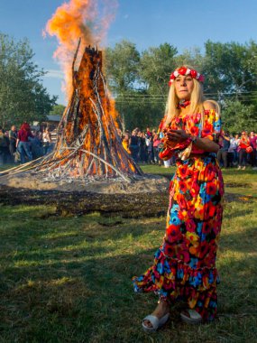 EDIRNE, TURKEY - 5 Mayıs 2018. Kakava Festivali (Roma Festivali), Hidirellez 'de Edirne, Türkiye' den başlayan çok sayıda turistin dans ettiği büyük bir yangın.