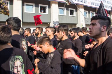 İstanbul, Türkiye - 11 Ekim 2016: Şii müslimleri Halkali 'nin İstanbul ilçesinde Ashura (asura veya asure) Karbala' nın yasını tutuyorlar.