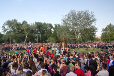 EDIRNE, TURKEY - 5 Mayıs 2018. Kakava Festivali (Roma Festivali), Hidirellez 'de Edirne, Türkiye' den başlayan çok sayıda turistin dans ettiği büyük bir yangın.