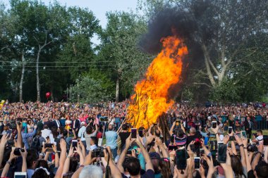 EDIRNE, TURKEY - 5 Mayıs 2018. Kakava Festivali (Roma Festivali), Hidirellez 'de Edirne, Türkiye' den başlayan çok sayıda turistin dans ettiği büyük bir yangın.