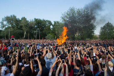 EDIRNE, TURKEY - 5 Mayıs 2018. Kakava Festivali (Roma Festivali), Hidirellez 'de Edirne, Türkiye' den başlayan çok sayıda turistin dans ettiği büyük bir yangın.