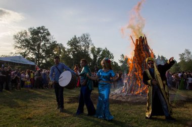 EDIRNE, TURKEY - 5 Mayıs 2018. Kakava Festivali (Roma Festivali), Hidirellez 'de Edirne, Türkiye' den başlayan çok sayıda turistin dans ettiği büyük bir yangın.