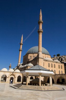 SANLIURFA, TURKEY - 31 Temmuz 2017: Şanlıurfa, Türkiye 'deki avlusundan Mevlidi Halil camisine bakın