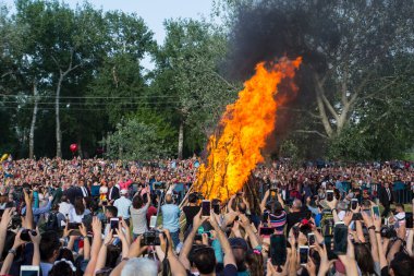 EDIRNE, TURKEY - 5 Mayıs 2018. Kakava Festivali (Roma Festivali), Hidirellez 'de Edirne, Türkiye' den başlayan çok sayıda turistin dans ettiği büyük bir yangın.