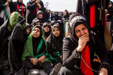 İstanbul, Türkiye - 11 Ekim 2016: Halkali, İstanbul 'da Ashura (asura veya asure) töreni. Karbala Muharebesi' nde öldürülen Hüseyin için yas tutan bu genç Şii kızları