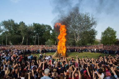 EDIRNE, TURKEY - 5 Mayıs 2018. Kakava Festivali (Roma Festivali), Hidirellez 'de Edirne, Türkiye' den başlayan çok sayıda turistin dans ettiği büyük bir yangın.