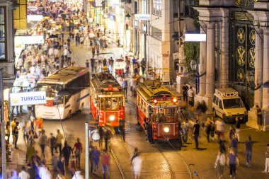 İSTANBUL, TURKEY - Temmuz 2016: Taksim İstiklal Caddesi kırmızı tramvayı gece Taksim 'de. Klasik tramvayı olan ünlü bir turistik hat. Taksim İstiklal Caddesi İstanbul 'da popüler bir turizm beldesi.