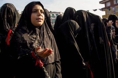 İstanbul, Türkiye - 11 Ekim 2016: Şii müslimleri Halkali 'nin İstanbul ilçesinde Ashura (asura veya asure) Karbala' nın yasını tutuyorlar.