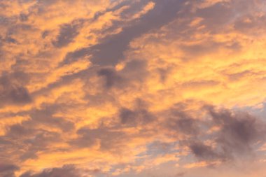 Dramatik gün batımı ve gün doğumu gökyüzü.