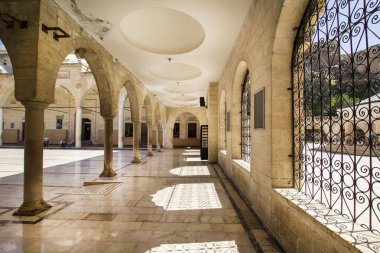 SANLIURFA, TURKEY - 31 Temmuz 2017: Şanlıurfa, Türkiye 'deki avlusundan Mevlidi Halil camisine bakın