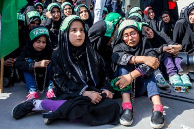 İstanbul, Türkiye - 11 Ekim 2016: Halkali, İstanbul 'da Ashura (asura veya asure) töreni. Karbala Muharebesi' nde öldürülen Hüseyin için yas tutan bu genç Şii kızları