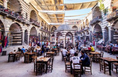 DİYARBAKIR, TURKEY - 4 Ağustos 2017: Eski Hasan Paşa Hanı 'nın avlusundaki eski taş çeşmenin kemerinden manzara, 4 Ağustos' ta Diyarbakır 'da.