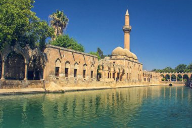 İbrahim 'in Havuz Balığı Gölü yansıması üzerine Halil-ur-Rahman Camii, Urfa, Türkiye