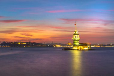 İstanbul 'daki Bakire Kulesi Uskudar' dan güzel renkli günbatımı (Türkçe: Kiz Kulesi). İstanbul sembolü. Romantik İstanbul Günbatımı manzarası. İstanbul Boğazı ve Bakire Kulesi Türkiye 'yi inanılmaz aydınlatıyor