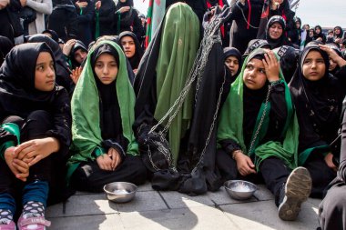 İstanbul, Türkiye - 11 Ekim 2016: Halkali, İstanbul 'da Ashura (asura veya asure) töreni. Karbala Muharebesi' nde öldürülen Hüseyin için yas tutan bu genç Şii kızları