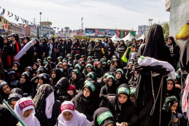 İstanbul, Türkiye - 11 Ekim 2016: Halkali, İstanbul 'da Ashura (asura veya asure) töreni. Karbala Muharebesi' nde öldürülen Hüseyin için yas tutan bu genç Şii kızları
