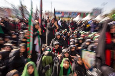 İstanbul, Türkiye - 11 Ekim 2016: Halkali, İstanbul 'da Ashura (asura veya asure) töreni. Karbala Muharebesi' nde öldürülen Hüseyin için yas tutan bu genç Şii kızları