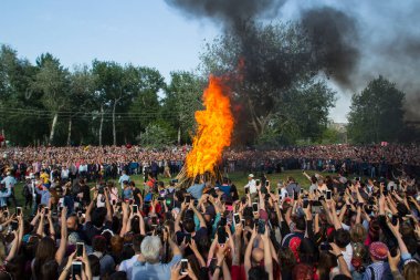 EDIRNE, TURKEY - 5 Mayıs 2018. Kakava Festivali (Roma Festivali), Hidirellez 'de Edirne, Türkiye' den başlayan çok sayıda turistin dans ettiği büyük bir yangın.