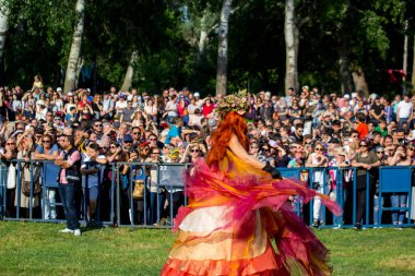 EDIRNE, TURKEY - 5 Mayıs 2018. Kakava Festivali (Roma Festivali), Hidirellez 'de Edirne, Türkiye' den başlayan çok sayıda turistin dans ettiği büyük bir yangın.