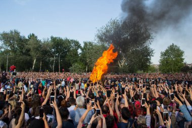 EDIRNE, TURKEY - 5 Mayıs 2018. Kakava Festivali (Roma Festivali), Hidirellez 'de Edirne, Türkiye' den başlayan çok sayıda turistin dans ettiği büyük bir yangın.