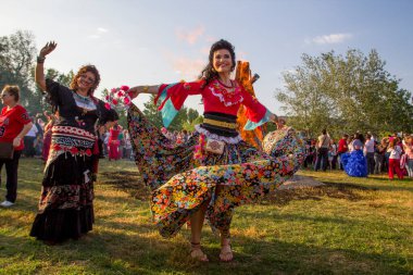 EDIRNE, TURKEY - 5 Mayıs 2018. Kakava Festivali (Roma Festivali), Hidirellez 'de Edirne, Türkiye' den başlayan çok sayıda turistin dans ettiği büyük bir yangın.