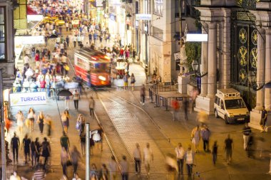 İSTANBUL, TURKEY - Temmuz 2016: Taksim İstiklal Caddesi kırmızı tramvayı gece Taksim 'de. Klasik tramvayı olan ünlü bir turistik hat. Taksim İstiklal Caddesi İstanbul 'da popüler bir turizm beldesi.