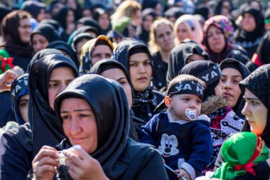 İstanbul, Türkiye - 11 Ekim 2016: Halkali, İstanbul 'da Ashura (asura veya asure) töreni. Karbala Muharebesi' nde öldürülen Hüseyin için yas tutan bu genç Şii kızları