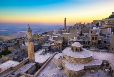 Mardin manzarası bulutlu Türkiye 'nin güzel günbatımı. Minareler Mardin 'in en iyi turistik beldesidir..