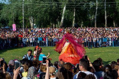 EDIRNE, TURKEY - 5 Mayıs 2018. Kakava Festivali (Roma Festivali), Hidirellez 'de Edirne, Türkiye' den başlayan çok sayıda turistin dans ettiği büyük bir yangın.