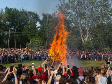 EDIRNE, TURKEY - 5 Mayıs 2018. Kakava Festivali (Roma Festivali), Hidirellez 'de Edirne, Türkiye' den başlayan çok sayıda turistin dans ettiği büyük bir yangın.