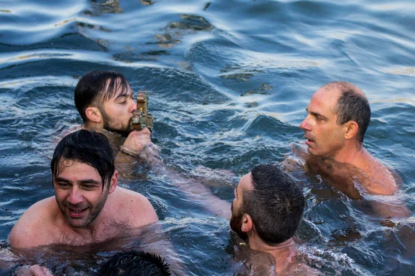 Stanbul Türkiye Ocak 2018 Epifani Töreninde Insanlar Ahşap Haç Suyu — Stok fotoğraf