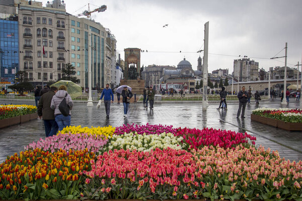 Стамбул, Таксим / Турция - 7 апреля 2018 года: красивые красочные клумбы тюльпанов, городской ландшафтный дизайн на площади Таксим, Бейоглу, Стамбул. Стамбул покрыт тюльпанами во время фестиваля тюльпанов в апреле
.
