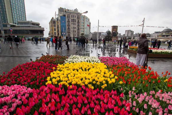Istanbul Taksim Türkei April 2018 Schöne Bunte Tulpenbeete Stadtlandschaften Auf — Stockfoto
