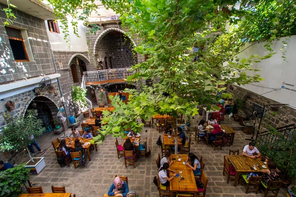 Diyarbakir Turquia Agosto 2017 Pessoas Que Bebem Antigo Jardim Café — Fotografia de Stock