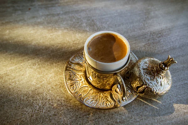 Turecká Káva Stříbrném Poháru Krásné Sluneční Světlo Relaxační Čas — Stock fotografie