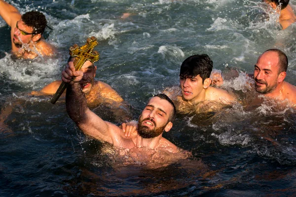 Stanbul Türkiye Ocak 2018 Epifani Töreninde Insanlar Ahşap Haç Suyu — Stok fotoğraf