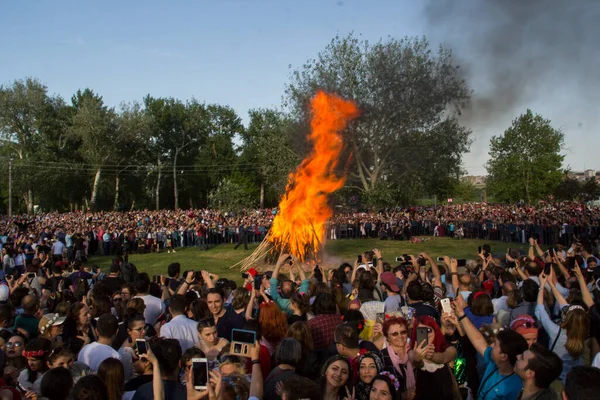 EDIRNE, TURKEY - 5 Mayıs 2018. Kakava Festivali (Roma Festivali), Hidirellez 'de Edirne, Türkiye' den başlayan çok sayıda turistin dans ettiği büyük bir yangın.