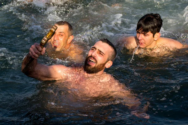 Stanbul Türkiye Ocak 2018 Epifani Töreninde Insanlar Ahşap Haç Suyu — Stok fotoğraf