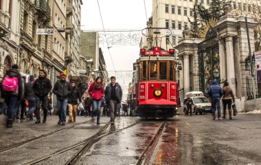 İSTANBUL, TURKEY - 30 HAZİRAN 2016: İstanbul, Taksim 'deki Istiklal Caddesi' nin tramvayının altından görüş. Tramvay, İstanbul 'un sembolü