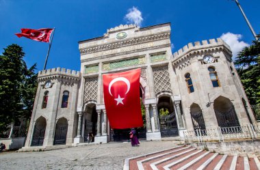 İSTANBUL, TURKEY - 6 Ağustos 2016: İstanbul Üniversitesi 'nin Beyazit Meydanı, İstanbul, Türkiye' de büyük Türk bayrağı taşıyan kemerli tarihi geçidi