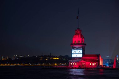 İstanbul Uskudar Havai fişekleri, Türkiye Cumhuriyeti Günü kutlamaları sırasında Maiden 's Tower (Türkçe: 29 Ekim Cumhuriyet Bayrami) 29 Ekim' de İstanbul, Türkiye 'de