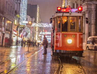 İSTANBUL, TURKEY - 30 HAZİRAN 2016: İstanbul, Taksim 'deki Istiklal Caddesi' nin tramvayının altından görüş. Tramvay, İstanbul 'un sembolü